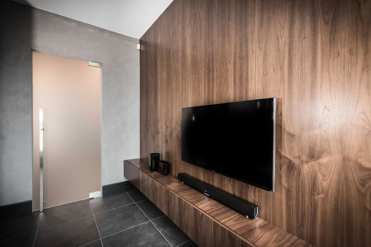 Drewniana ściana telewizyjna | proj. One Design (Katarzyna Barbella-Aponte)