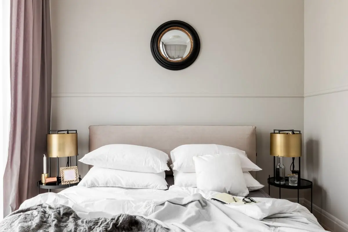 Aranżacja sypialni ze złotymi detalami | proj. JT Grupa, photo: Alexandra Dermont Ayuko Studio