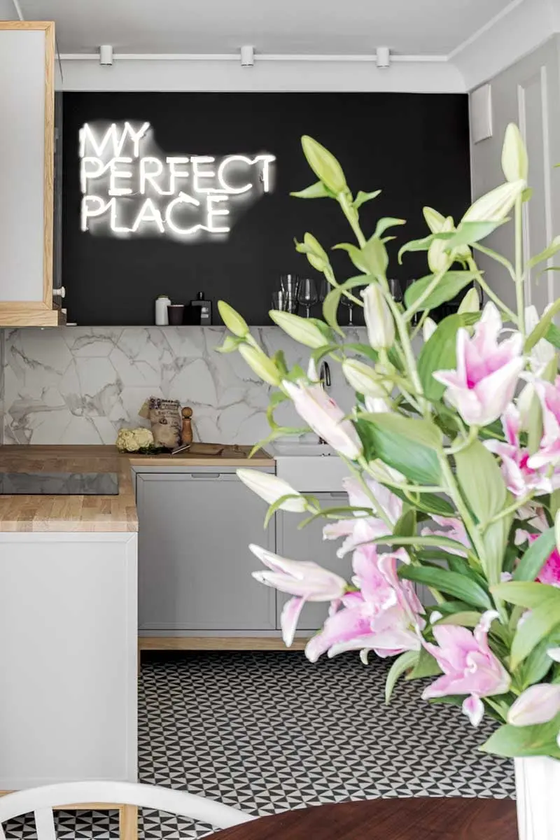 Wzorzysta podłoga w szarej kuchni | proj. JT Grupa, photo: Alexandra Dermont Ayuko Studio