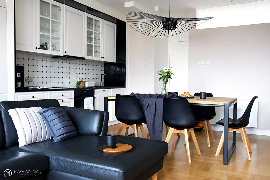 Aneks kuchenny, jadalnia i salon w ramach jednego wnętrza | proj. MAKA.STUDIO