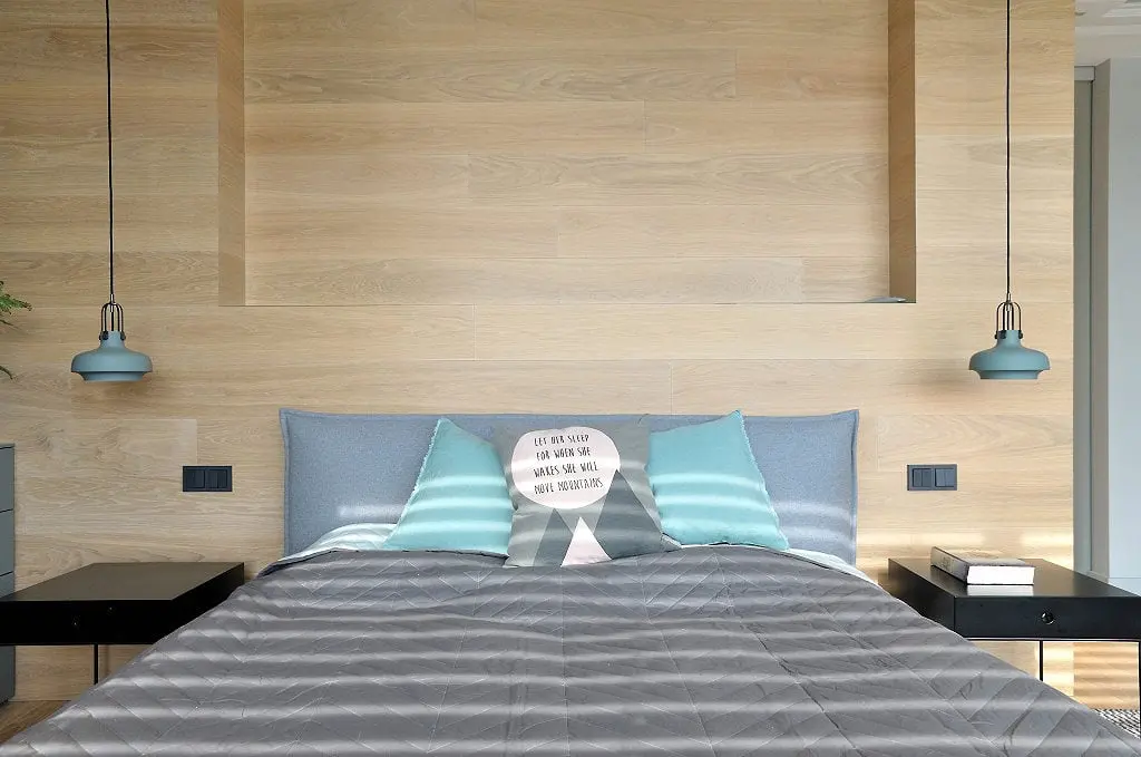 Drewniana ściana nad łóżkiem | proj. Ministerstwo Spraw we Wnętrzach