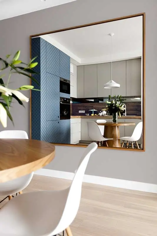 Duże lustro wpływa na optyczne powiększenie wnętrza