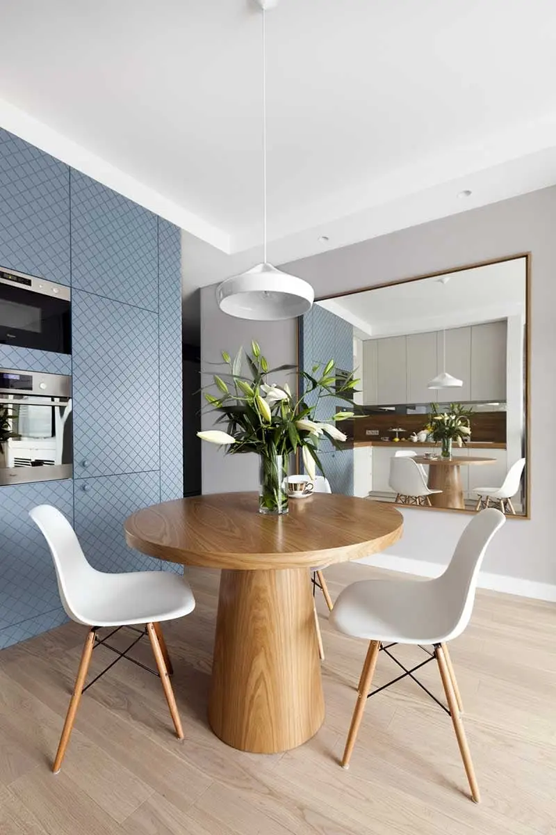 Mini jadalnia optycznie powiększona lustrem | proj. JT Grupa