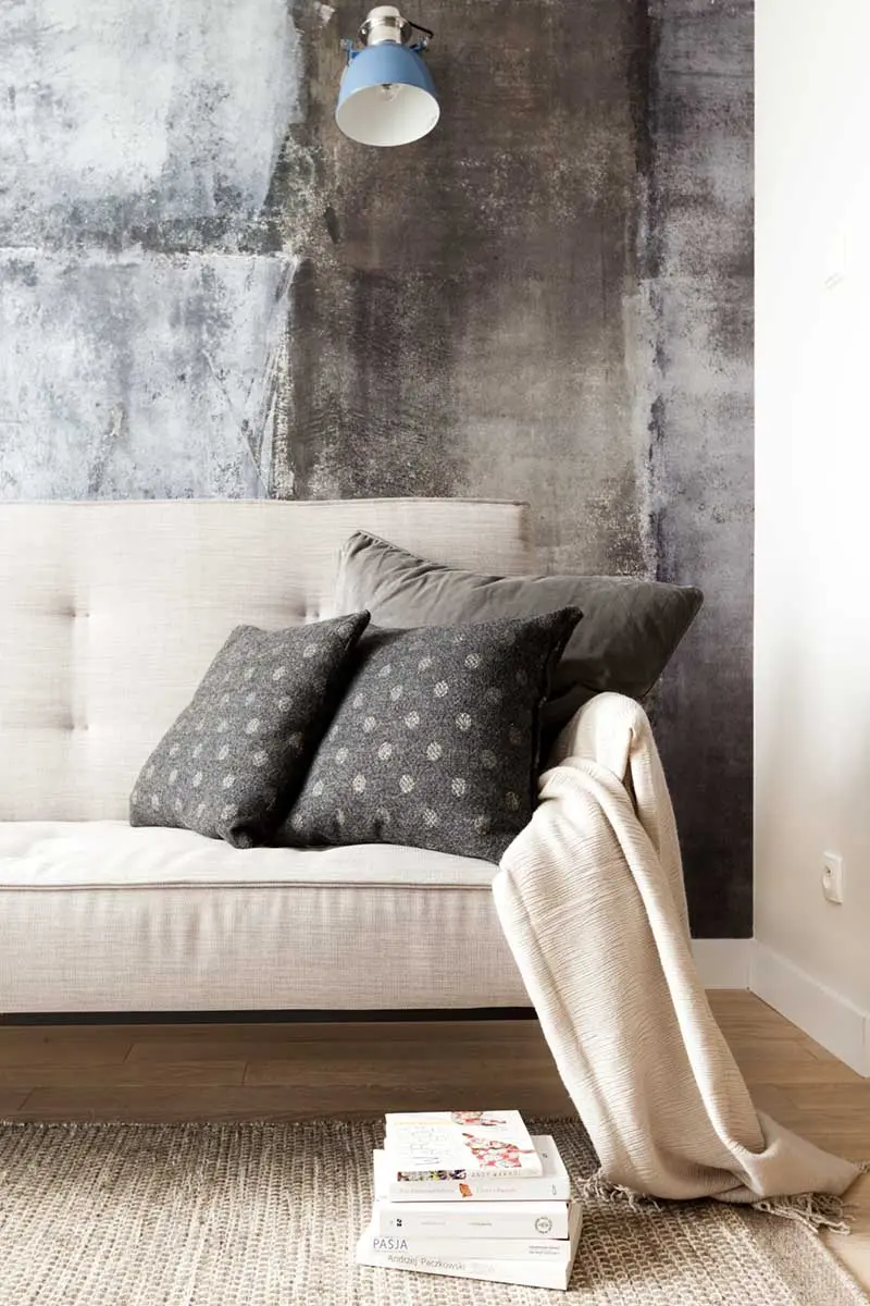 Industrialna tapeta w skandynawskim mieszkaniu | proj. JT Grupa