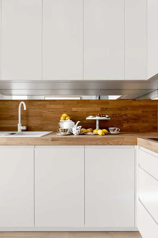 Biało - drewniane meble kuchenne to nieodłączny element skandynawskiego stylu