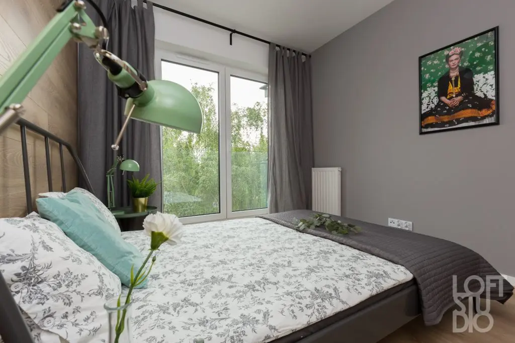 Reprodukcja obrazu Fridy Kahlo w sypialni projektu Ireny Lang (LOFT Studio)