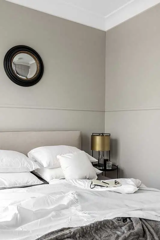 Aranżacja sypialni ze złotymi detalami | proj. JT Grupa, photo: Alexandra Dermont Ayuko Studio