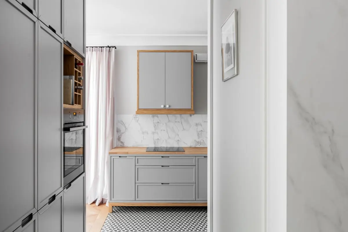 Szara kuchnia ze szczyptą marmuru | proj. JT Grupa, photo: Alexandra Dermont Ayuko Studio