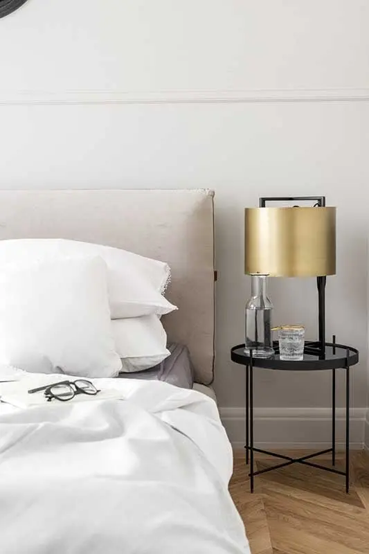 Aranżacja sypialni ze złotymi detalami | proj. JT Grupa, photo: Alexandra Dermont Ayuko Studio