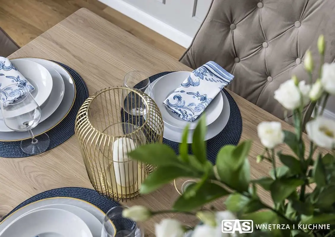 Nakrycie stołu utrzymane w złoto - niebieskiej kolorystyce