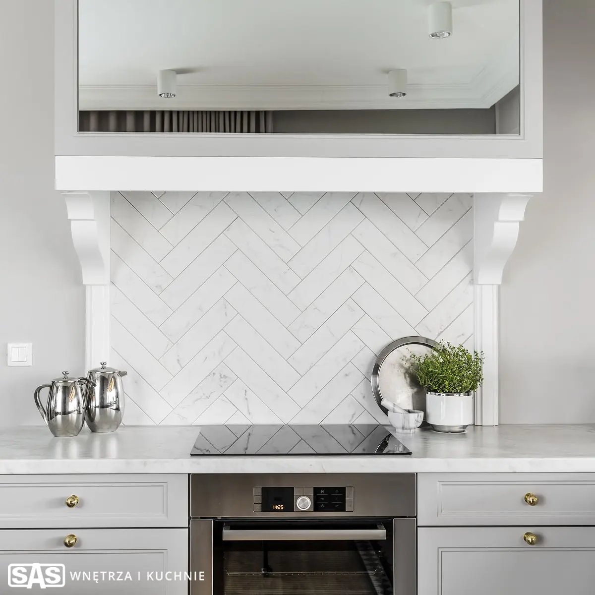 Kafle ułożone w chevron na ścianie nad blatem w kuchni