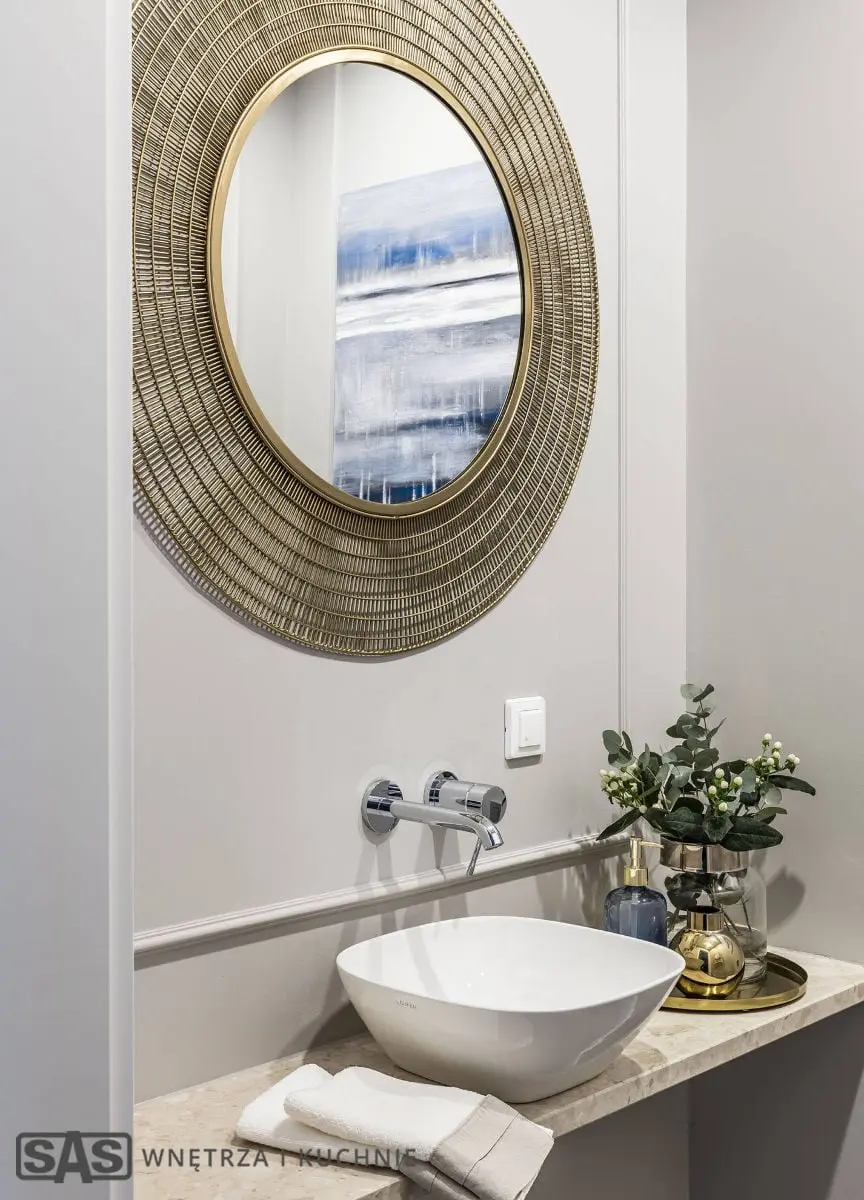 Strefa umywalkowa z akcentami złota i marmuru | proj. SAS Wnętrza i Kuchnie