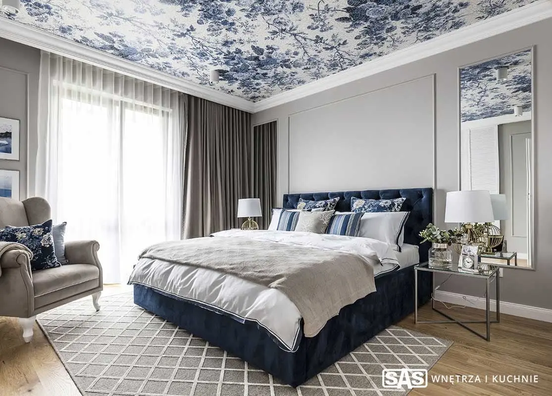 Sypialnia z akcentem na sufit | proj. SAS Wnętrza i Kuchnie