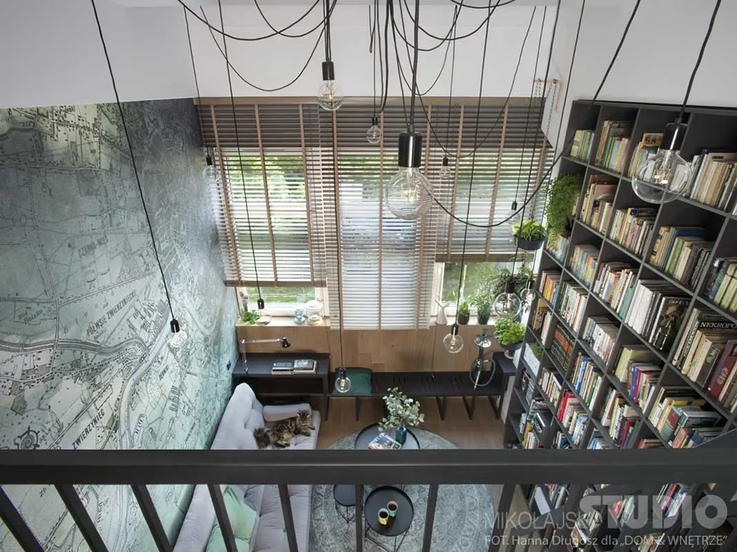 Widok na salon z antresoli (proj. Mikołajska Studio)