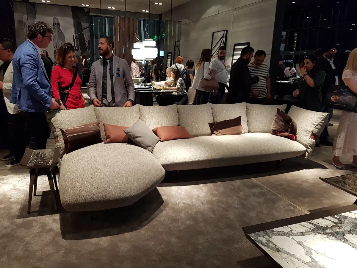 Charyzmatyczna sofa od Arketipo, którą możesz kupić w naszych showroomach, zdaje się unosić nad podłogą – czujesz ten luksus?