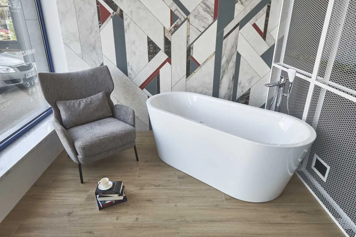 Wanna wolnostojąca polskiej marki HushLab na ekspozycji w showroomie Internity Home w Warszawie