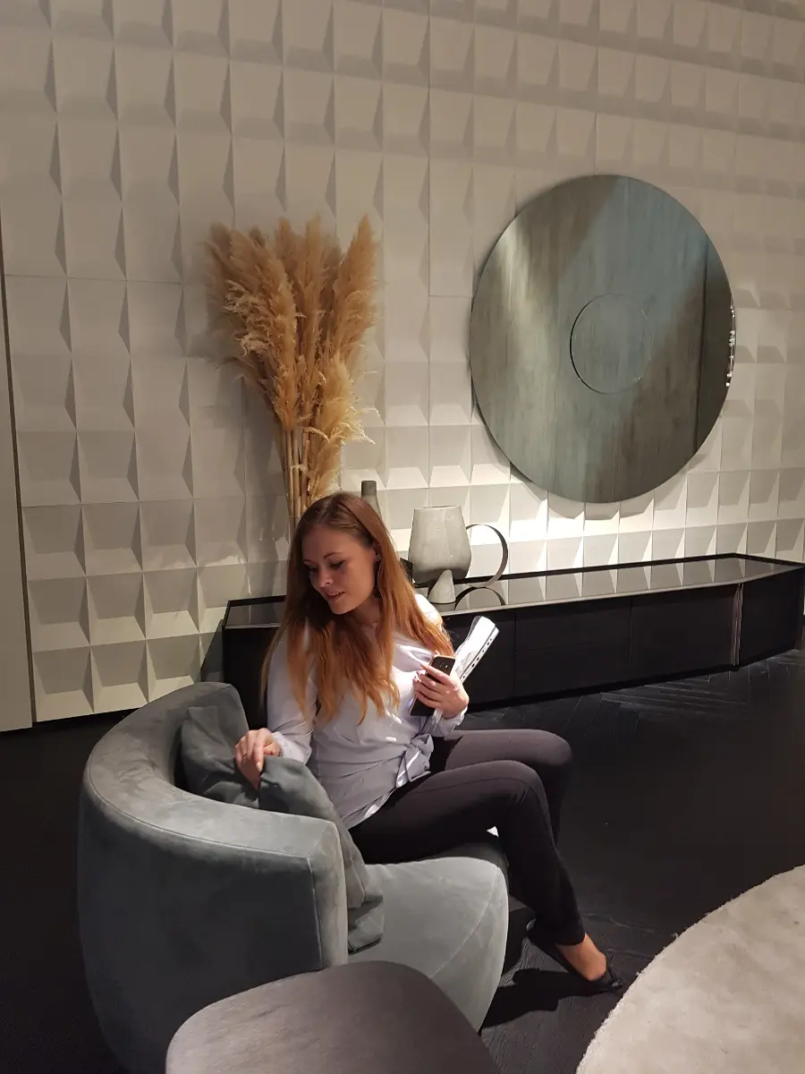 Gosia, która w naszym showroomie w Warszawie otacza opieką klientów zainteresowanych kupnem mebli – nie omieszkała sprawdzić dosłownie wszystkiego!