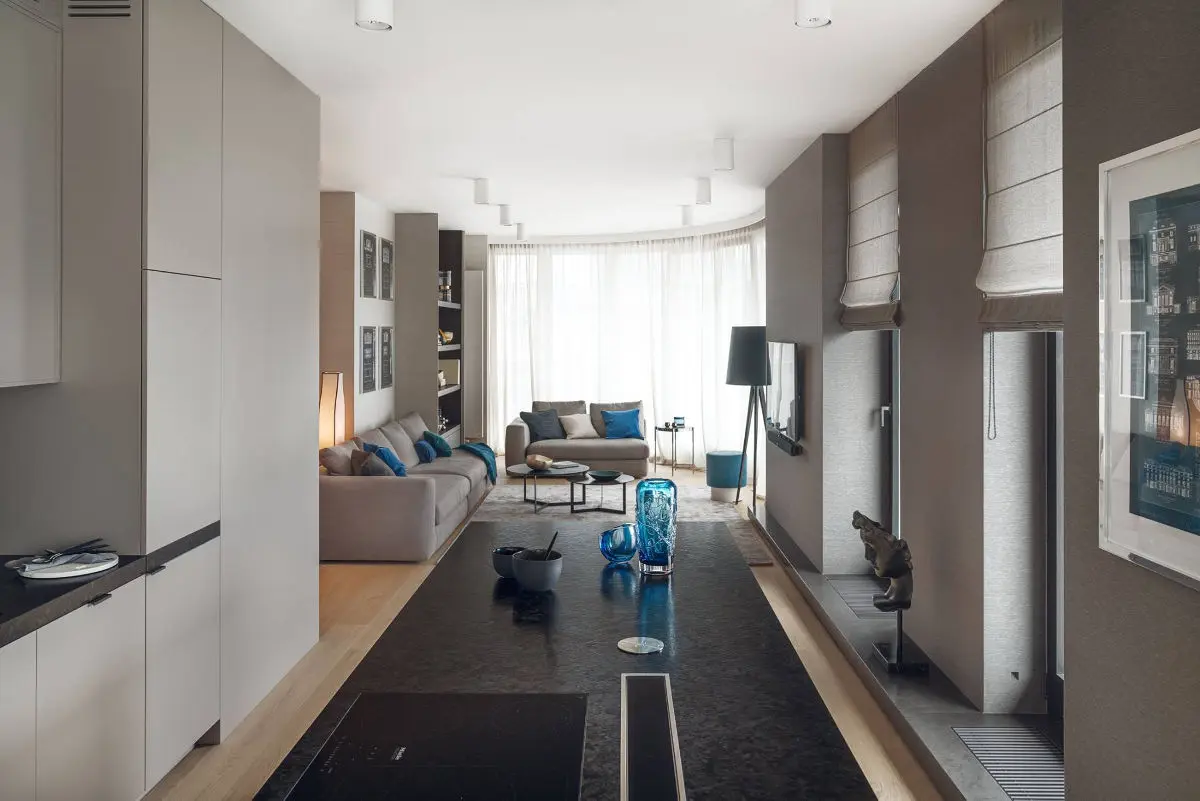 Niebieskie dodatki w stonowanym wnętrzu | proj. Katarzyna Kraszewska