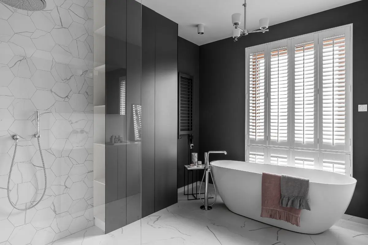 Płytki heksagonalne w projekcie łazienki | proj. MAKA.STUDIO, zdjęcie: Fotomohito