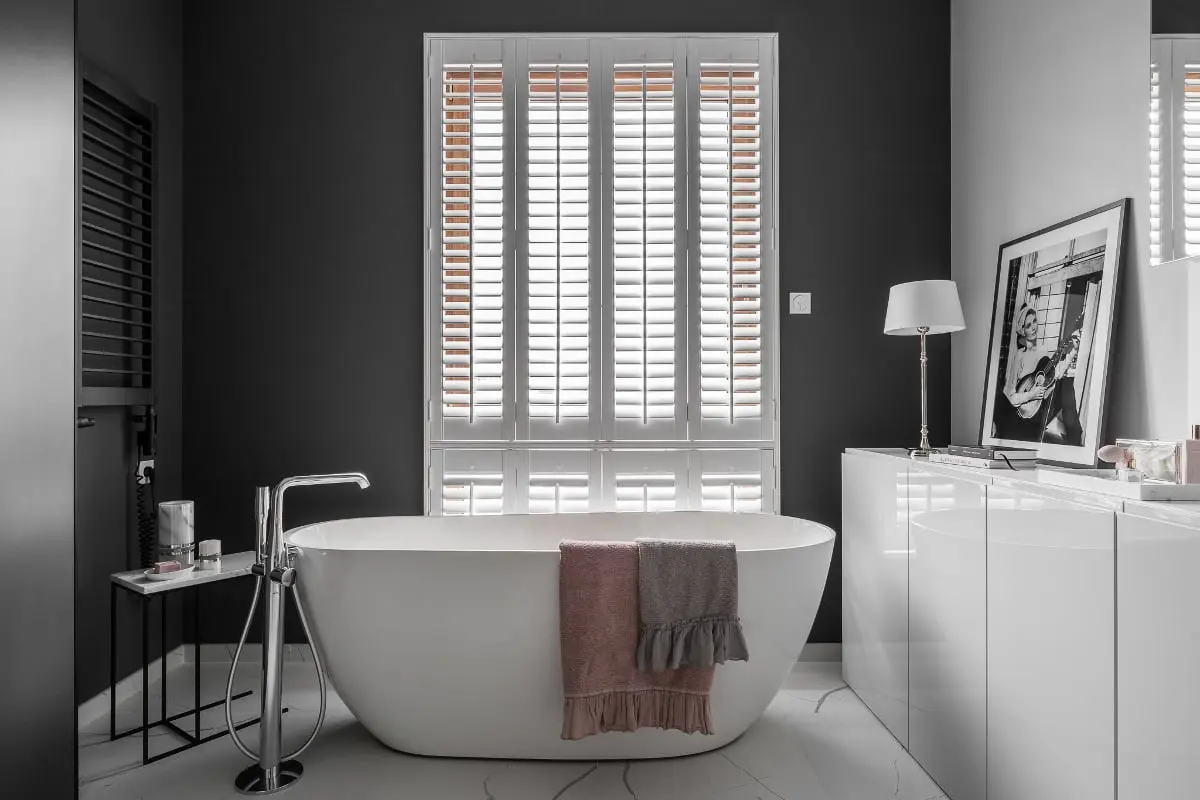 Łazienka z wanną wolnostojącą | proj. MAKA.STUDIO, zdjęcie: Fotomohito