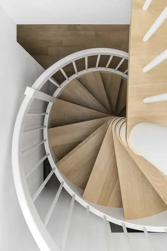 Piękne zakręcone schody | proj. MAKA.STUDIO, zdjęcie: Fotomohito