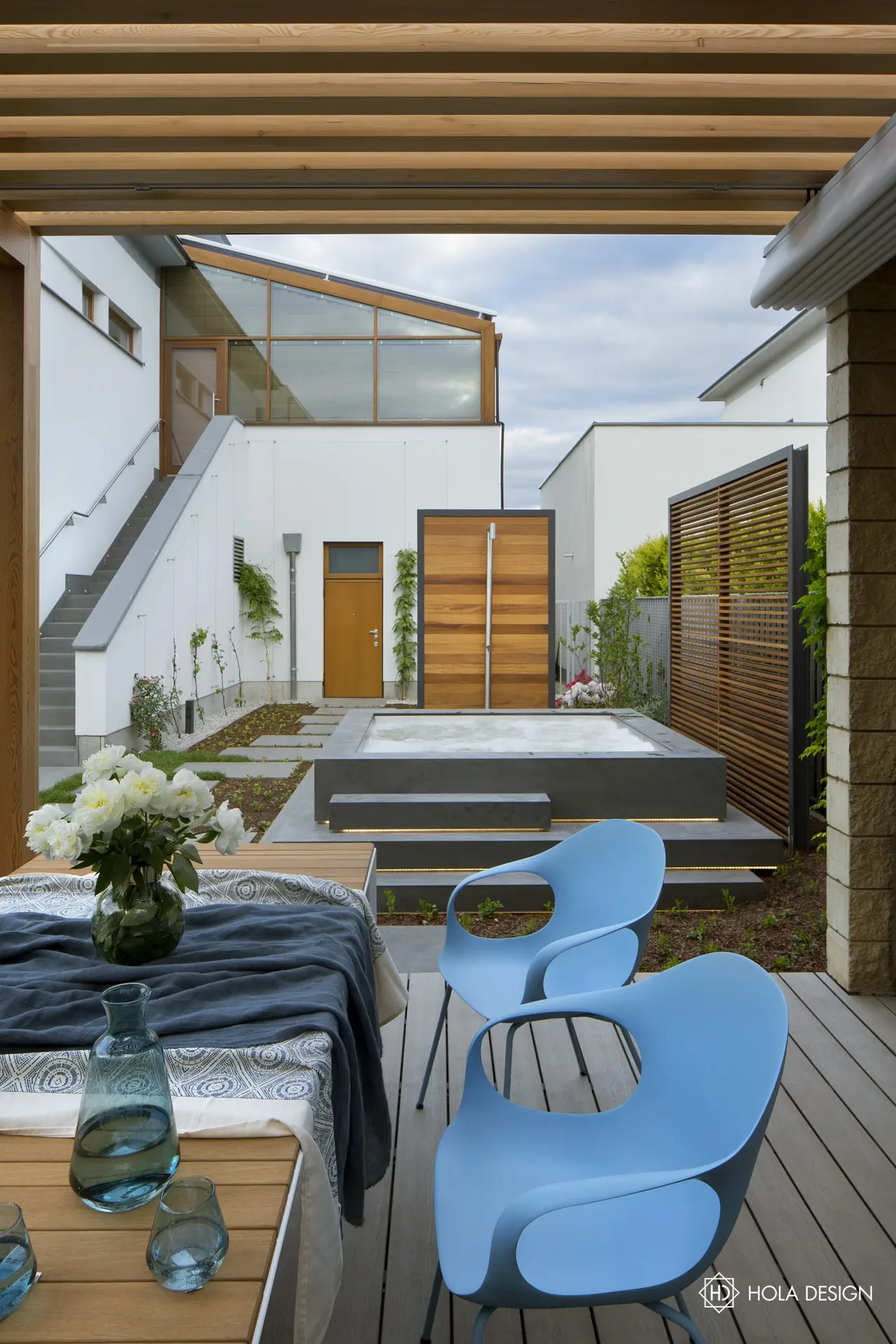 Bliżej świata | proj. Hola Design