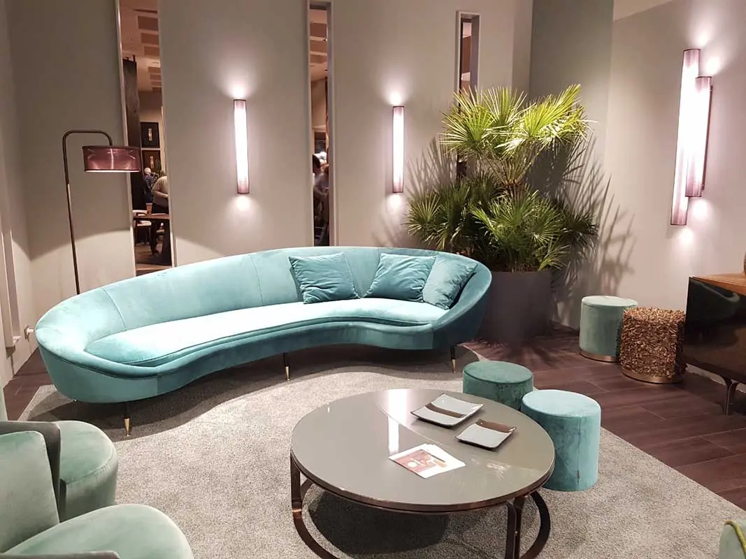 Przy takim kształcie sofy, poduszki są niezbędne, a przy takim kolorze – do zakochania jeden krok! (Rubelli Casa)