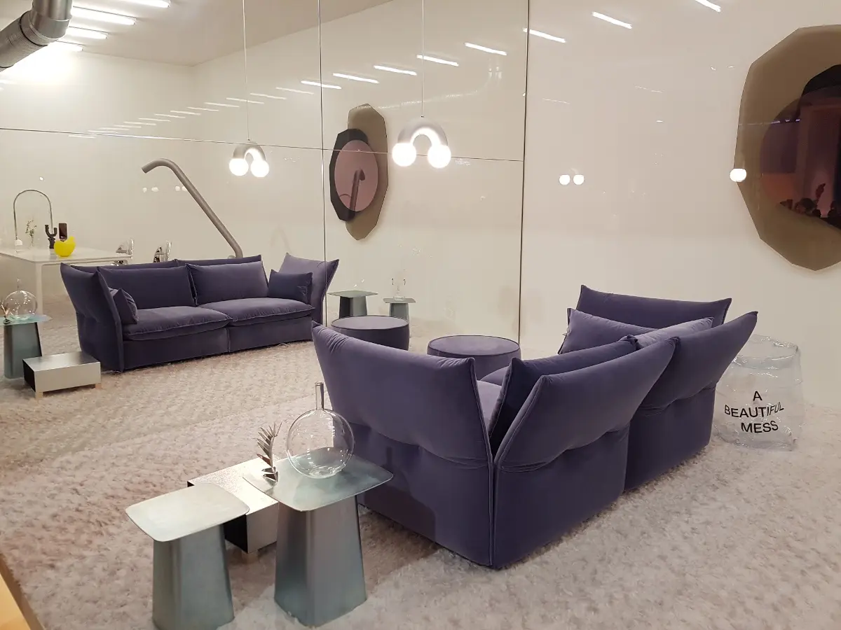 Sofa, której oparcia rozchylają się jak płatki kwiatów – Vitra – brawo za kolor i formę!