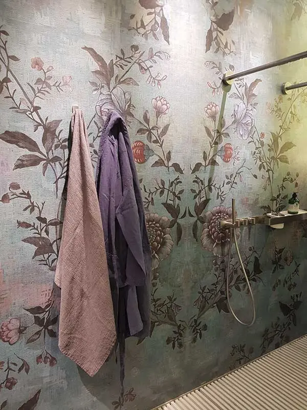 Tapeta wodoodporna z serii Wet System od Wall & Deco (stand na targach Salone del Mobile Milano)