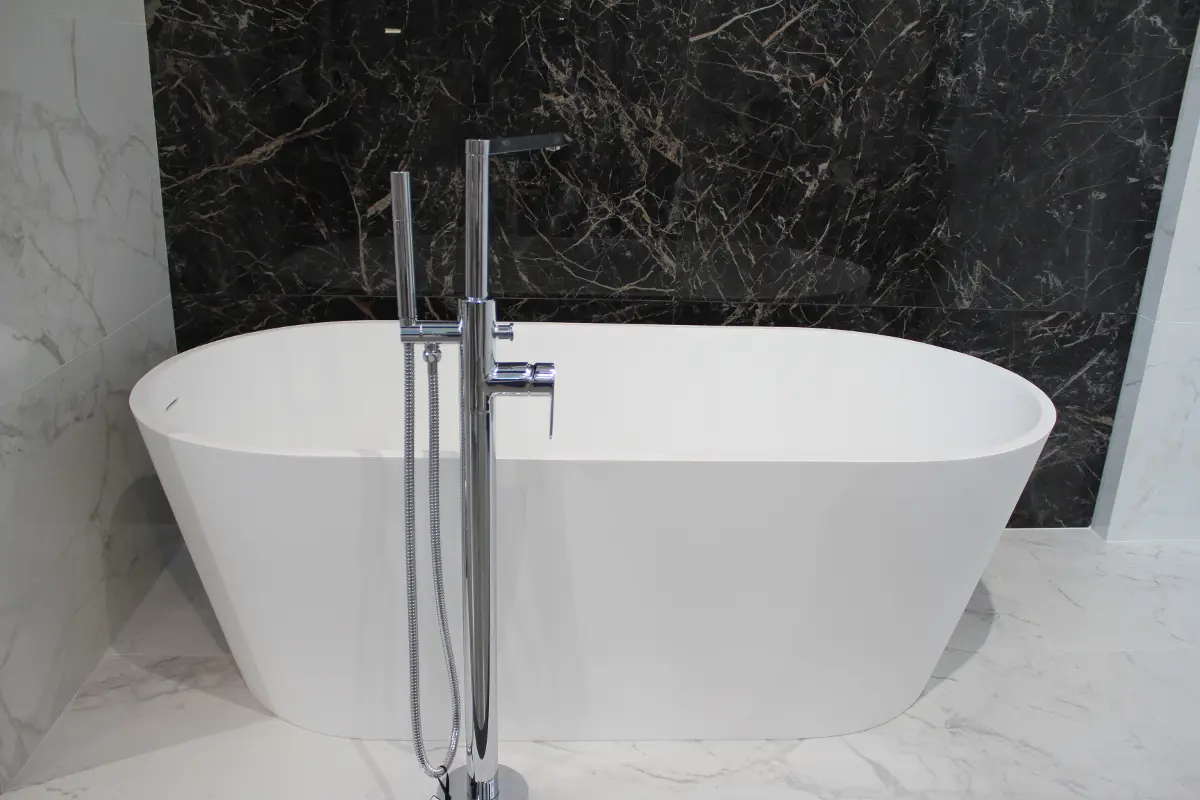 Wanna wolnostojąca polskiej marki HushLab na eskpozycji w showroomie Internity Home w Warszawie