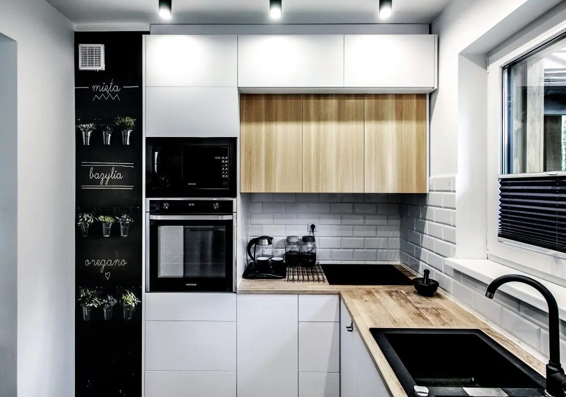 Biało - drewniana kuchnia | proj. BOLD Design