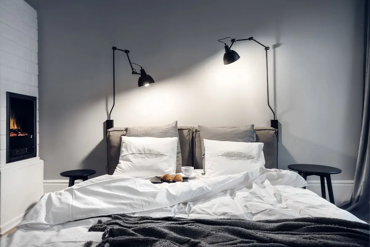 Nowoczesna szara sypialnia z kaflowym piecem | proj. luumo.
