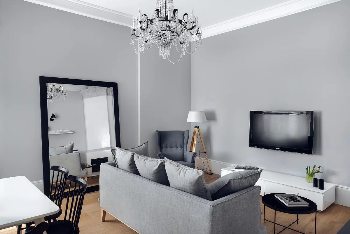 Nowoczesny salon z zabytkowym żyrandolem | proj. luumo.