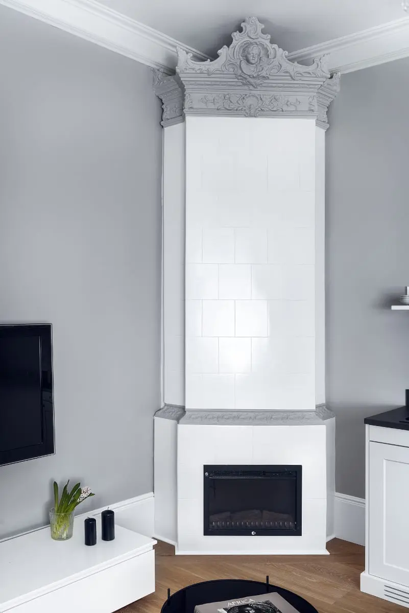 Zabytkowy piec kaflowy w przedwojennej warszawskiej kamienicy