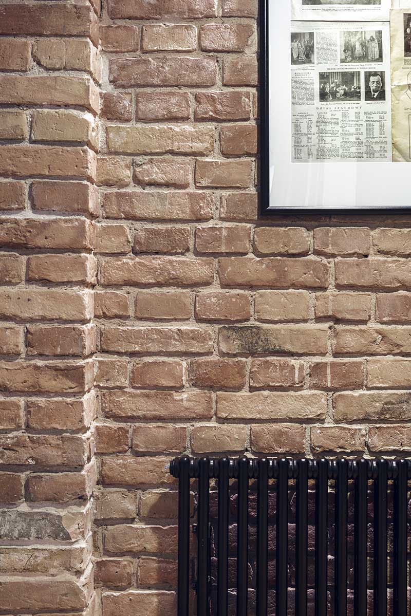 Hol z oryginalną czerwoną cegłą | proj. luumo.