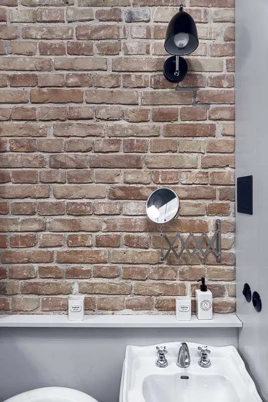 Oryginalna czerwona cegła w aranżacji łazienki | proj. luumo.