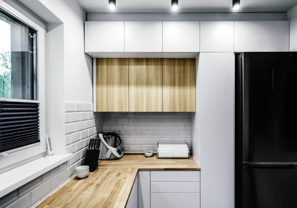 Biało - drewniana kuchnia | proj. BOLD Design