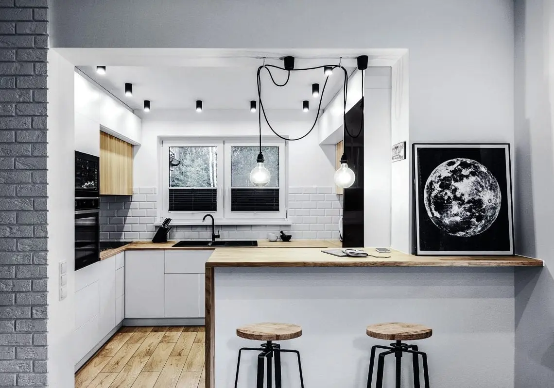 Biało - drewniana kuchnia z półwyspem | proj. BOLD Design
