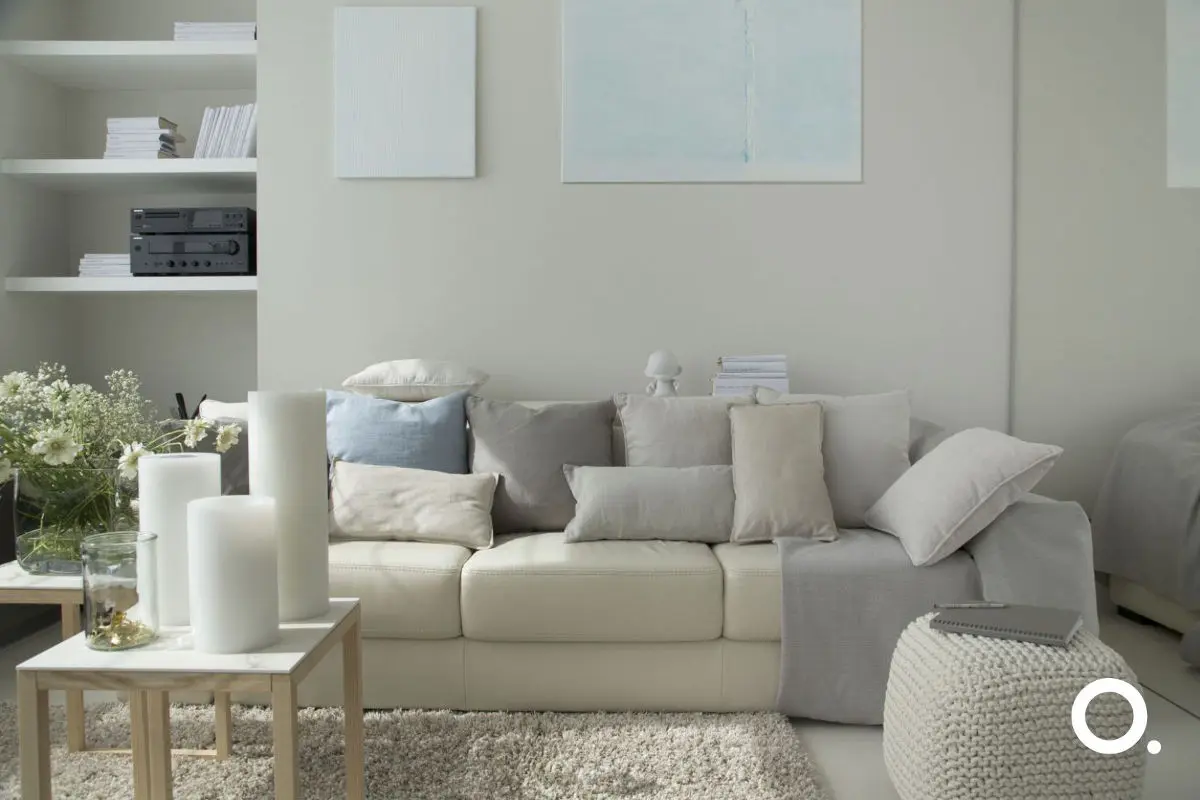 Wiosenna aranżacja salonu, którą definiują konwalie i pastele (proj. Studio.O)