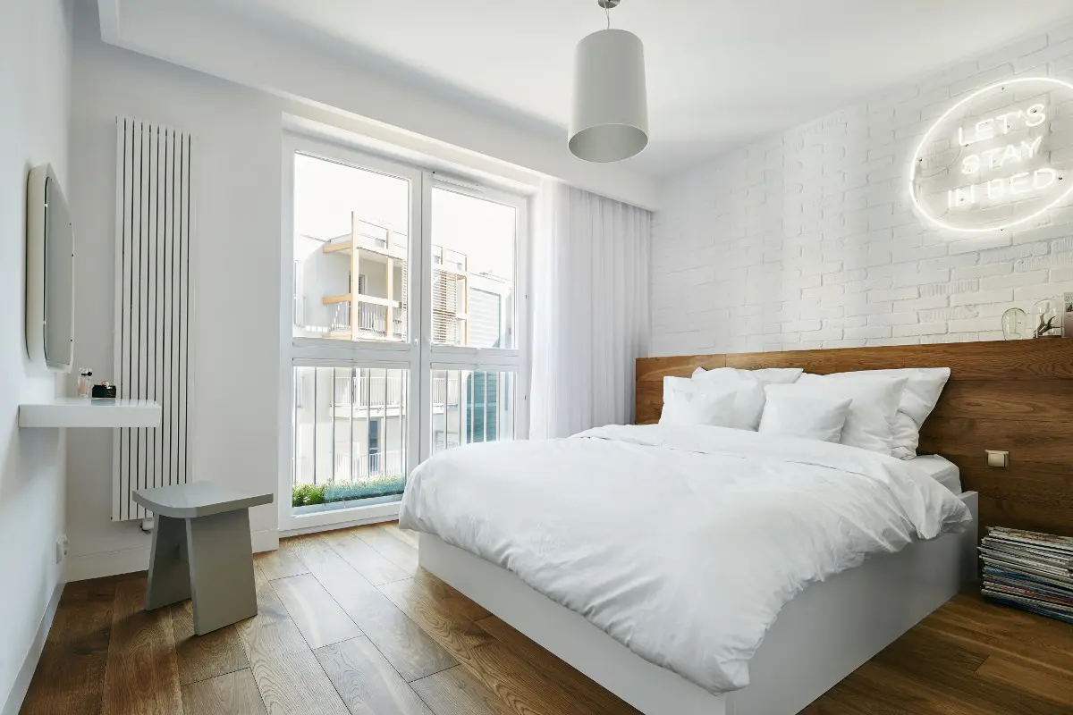 Minimalistyczna toaletka w nowoczesnej sypialni