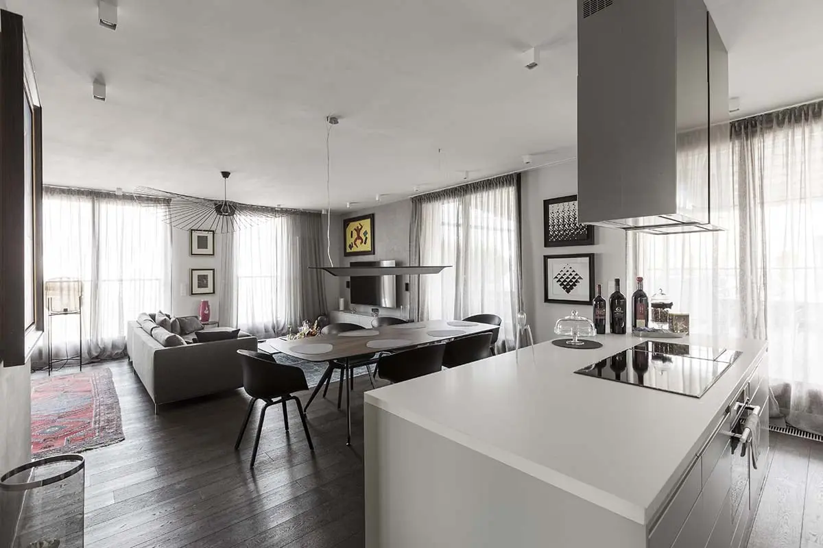 Widok na salon z kuchni