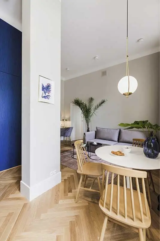 Widok na mini - jadalnię i salon z kuchni | proj. luumo.