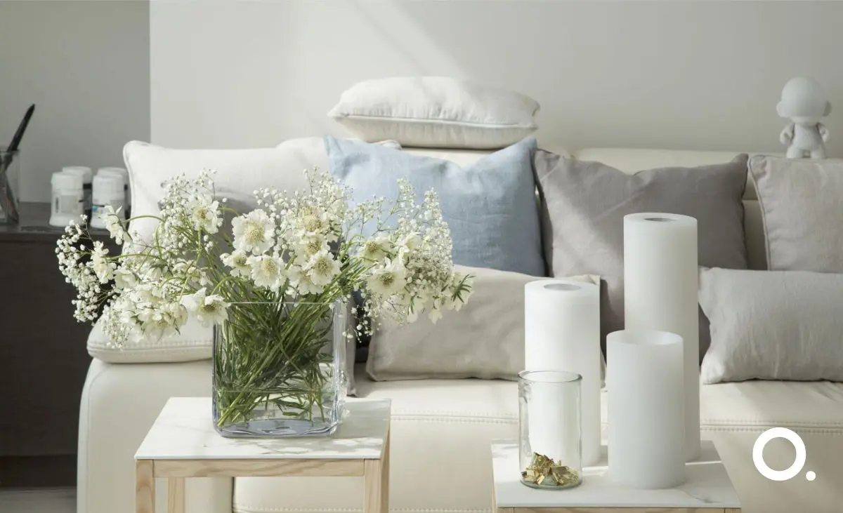 Wiosenna aranżacja salonu, którą definiują konwalie i pastele (proj. Studio.O)