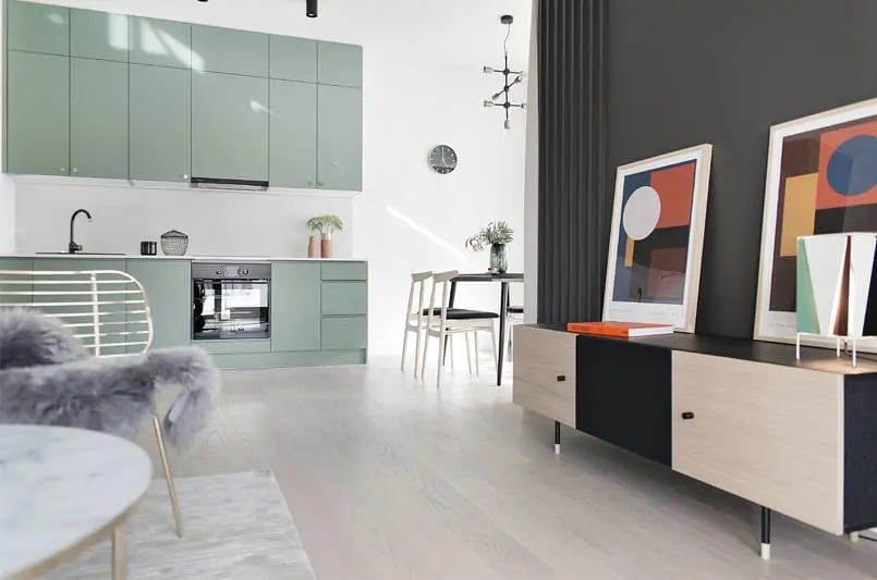 Wnętrze z aneksem kuchennym w kolorze | proj. Studio LOKO (zdjęcie: Magdalena Płoszaj)