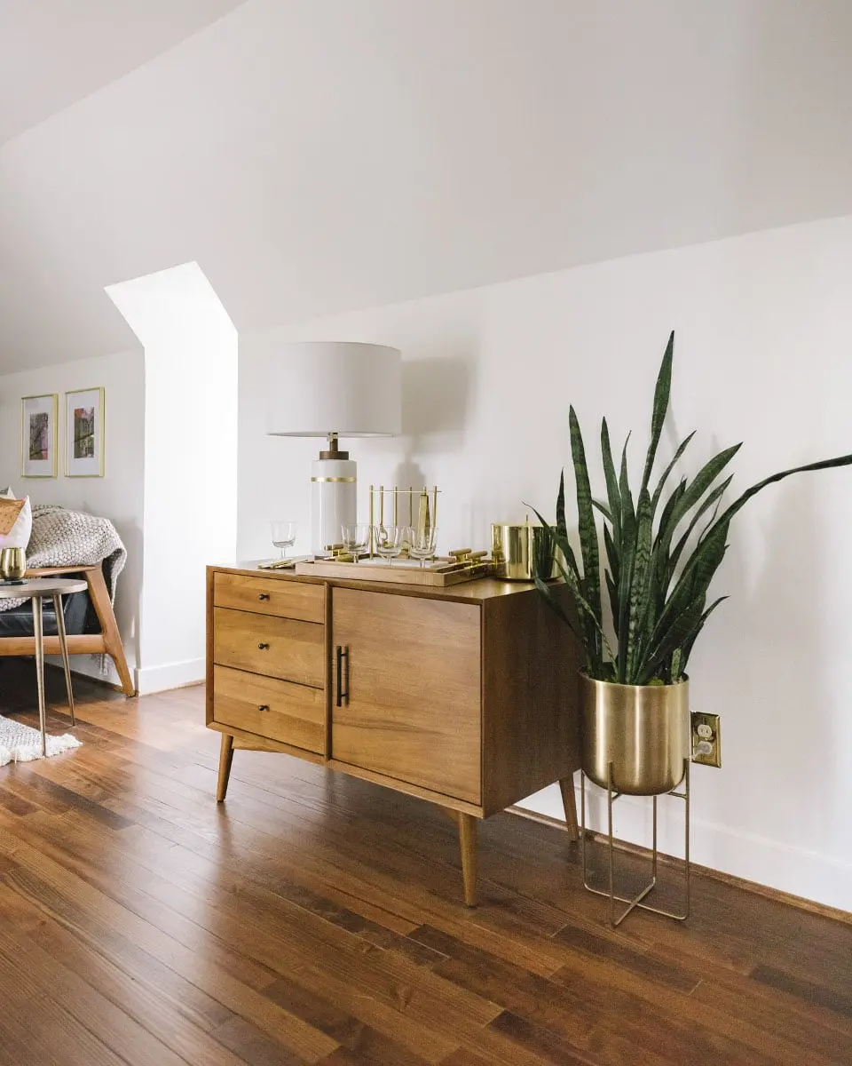 Kwiaty wyeksponowane w złotej doniczce (zdjęcie: blog.westelm.com)