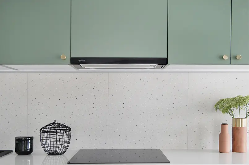 Płytki w lastryko na ścianie nad blatem w kuchni | proj. Studio Loko