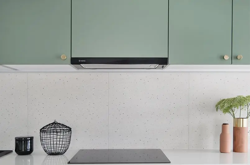 Płytki w lastryko na ścianie nad blatem | proj. Studio LOKO (zdjęcie: Magdalena Płoszaj)