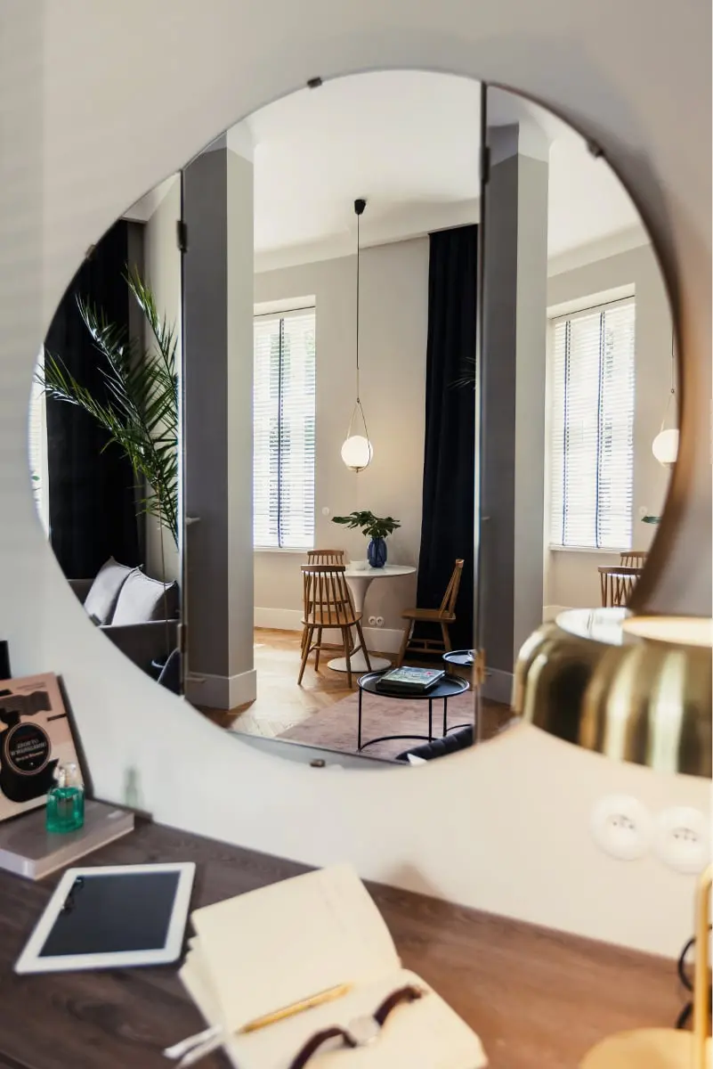 Odbicie wnętrza w zwierciadle