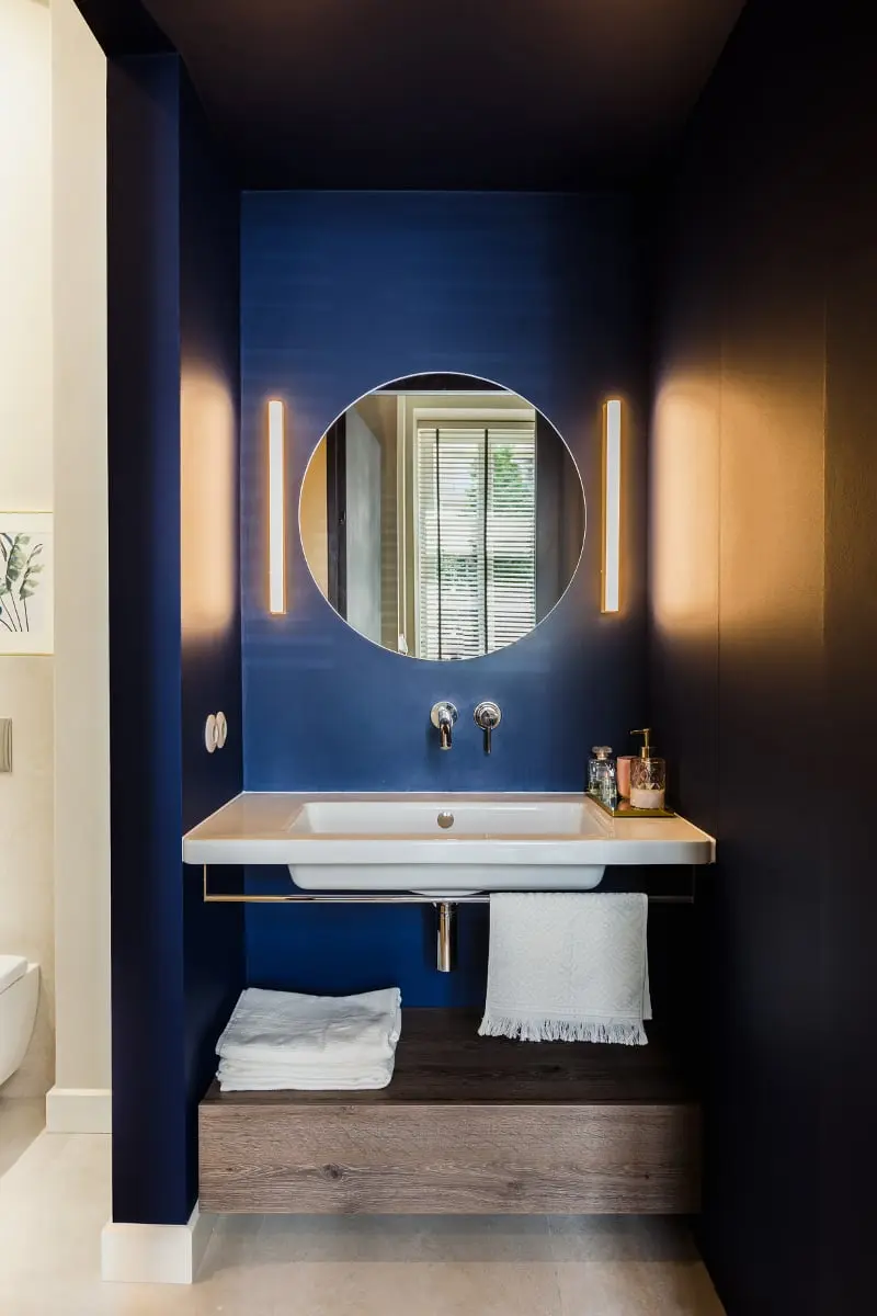 Łazienka z niebieskim akcentem | proj. luumo.
