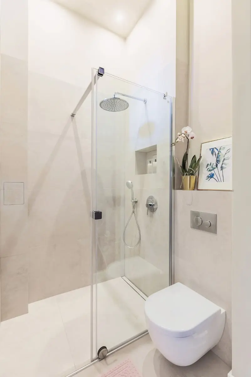 Druga część łazienki w bardziej stonowanej odsłonie | proj. luumo.